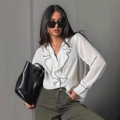 Damebluse med flæsedetaljer og elegant V-hals Stilla