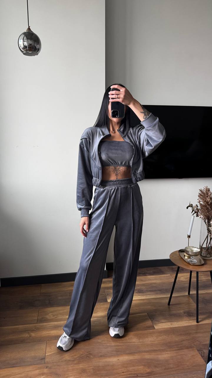Kvinders loungewear sæt lavet af luksuriøs velour med cropped jakke og brede bukser