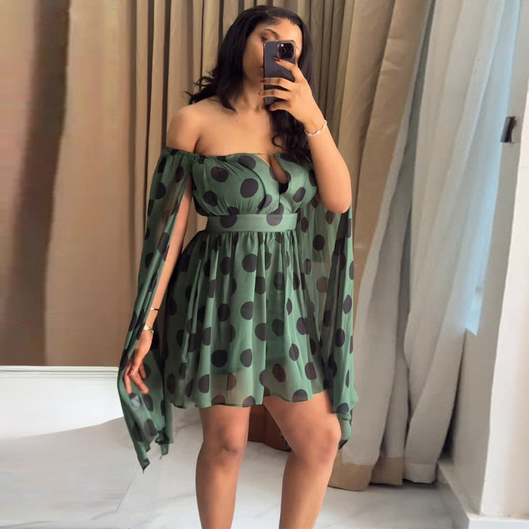 Dame mini kjole med spændende off-shoulder design og bredskårne ærmer Skovae