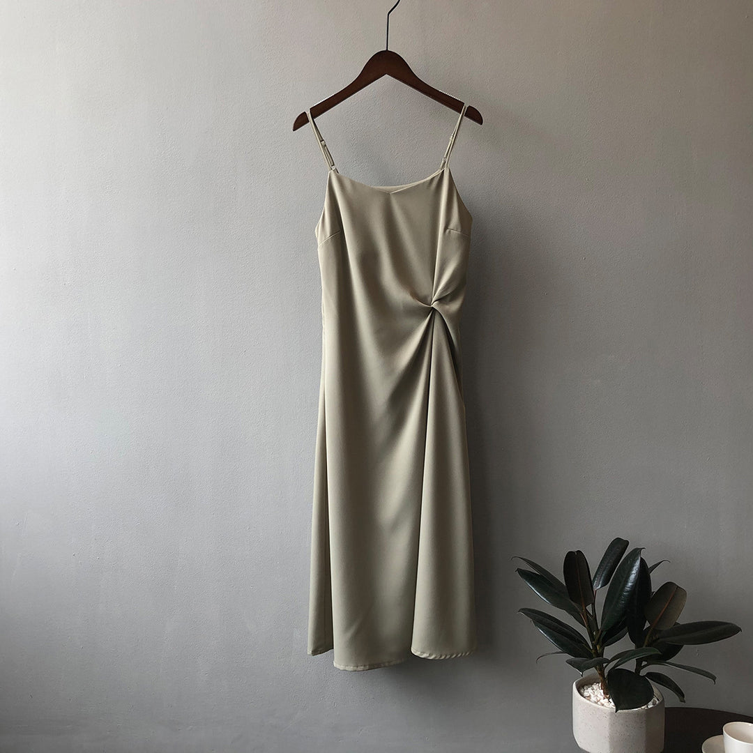 Dame elegant maxikjole med justerbare spaghettistropper og raffineret draperingsdetalje Stilla