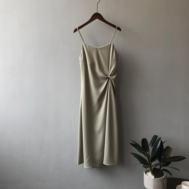 Dame elegant maxikjole med justerbare spaghettistropper og raffineret draperingsdetalje Stilla