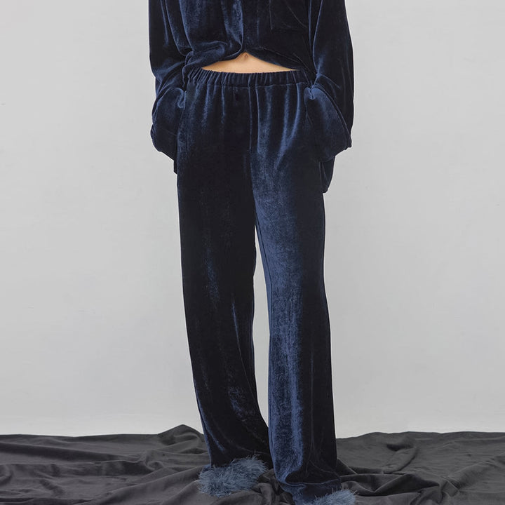 Dame elegant pyjamasæt lavet af luksuriøst fløjlstof med moderne knapdetaljer Stilla