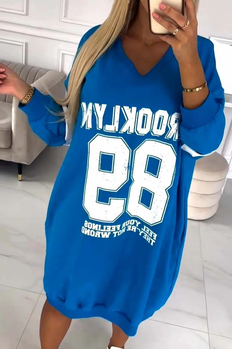 Dame sporty oversized kjole med V-hals og stilfuldt print Stiila