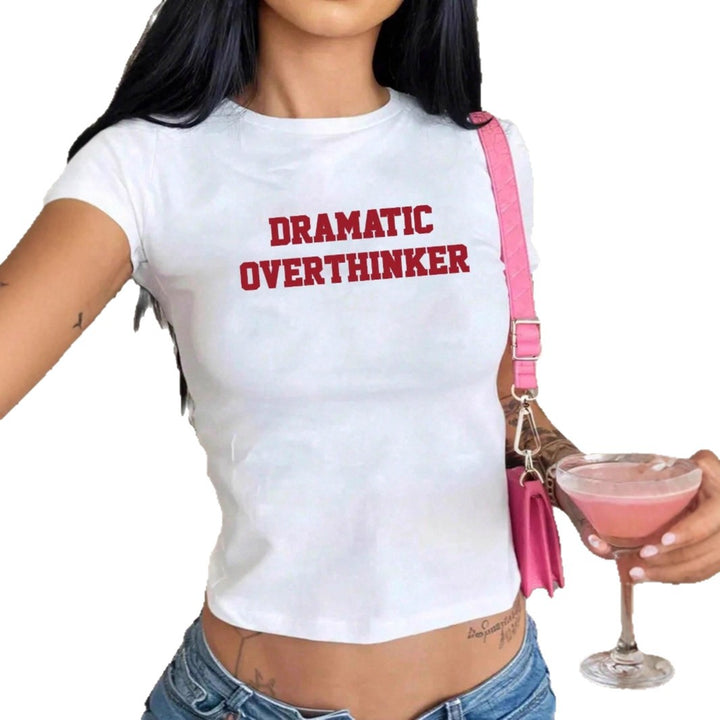 Dame T-shirt med kreativ skrift og figursmigrende snit Skovae