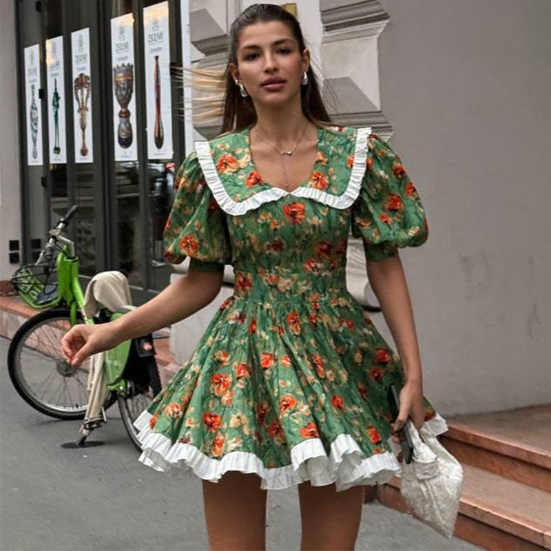 Dame blomsterprintet minikjole med puffærmer og flæsedetaljer Stilla