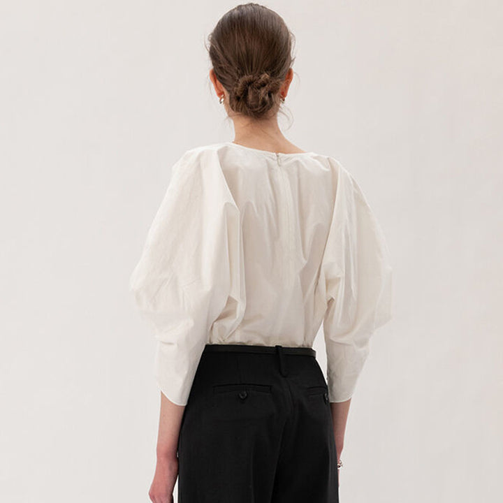 Damebluse med V-udskæring og puffærmer Stilla
