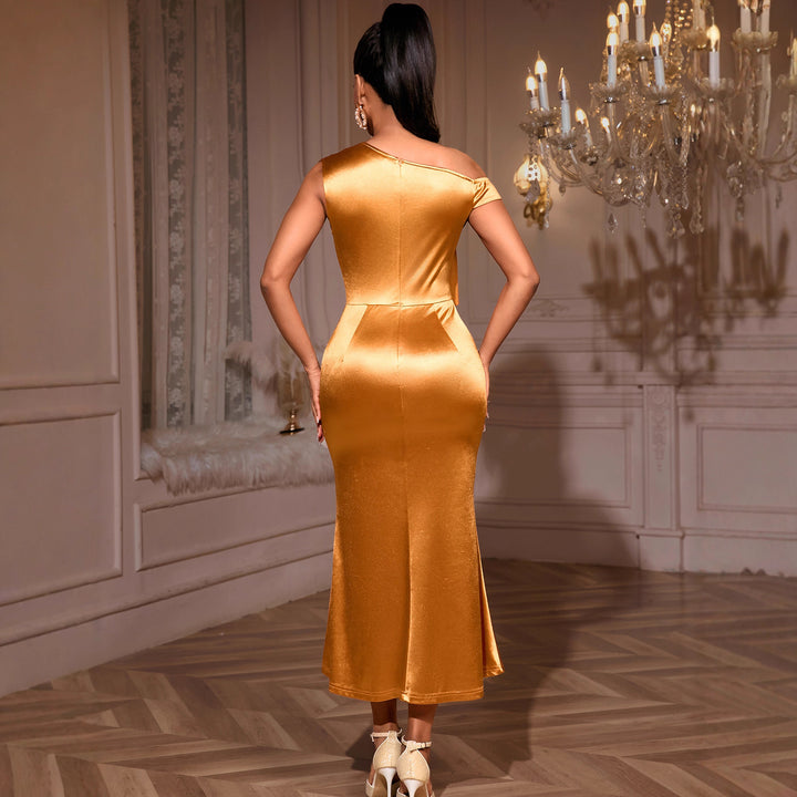 Dame elegant satin cocktailkjole med ét skulderdesign og flæseaccent