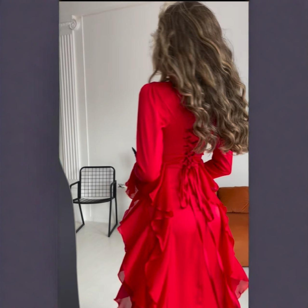 Dame Elegante Maxi Kjole med Voluminøse Ruffle Detaljer og Skinnende Finish