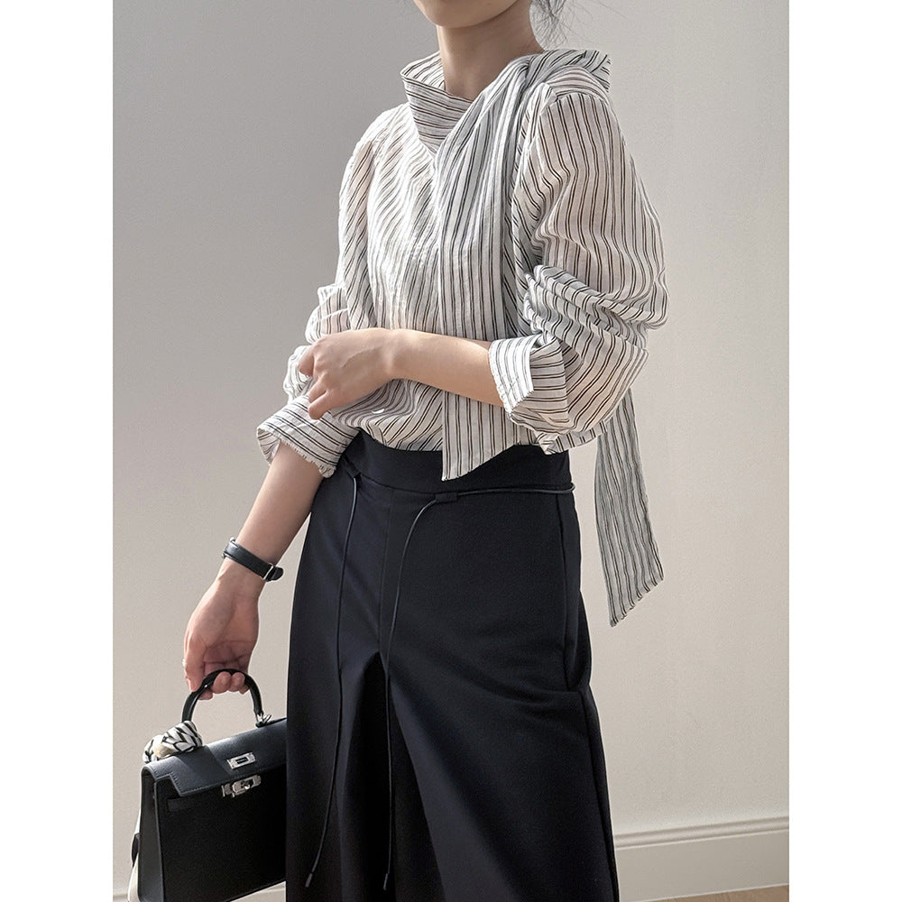 Dame stribet bluse med innovativt indpakningsdesign og moderigtige detaljer Stilla