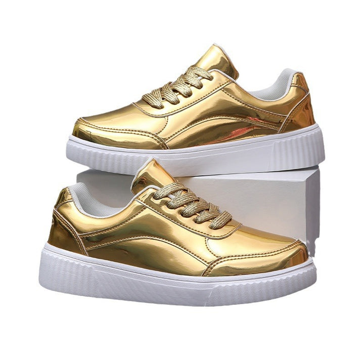 Dame nan lavt skåret sneakers med spejlende lakoverflade, polstret skaft og forhøjet sål med rillemønster Skovae