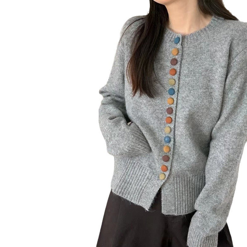 Kvinders cardigan med farverige knapdetaljer og blødt filtmateriale Stilla
