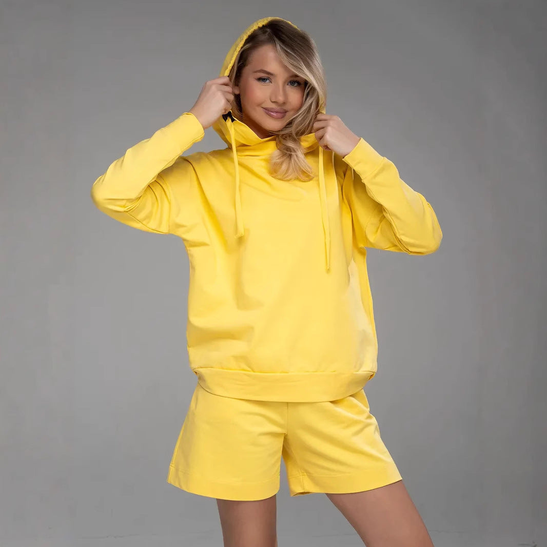 Kvinders komfortable og stilfulde hoodie med casual kängurulomme og shorts sæt Skovae