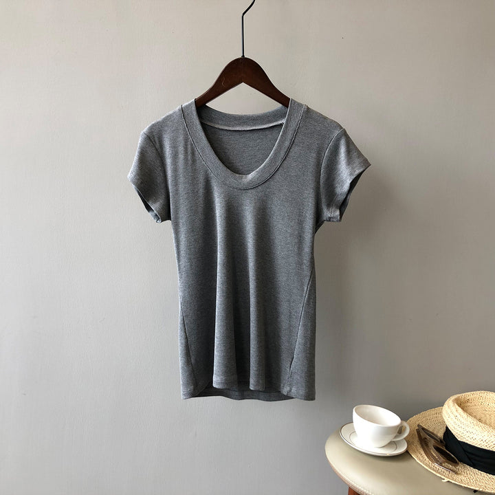 Dame kort bodyshirt i åndbart materiale med dyb rund halsudskæring Stilla