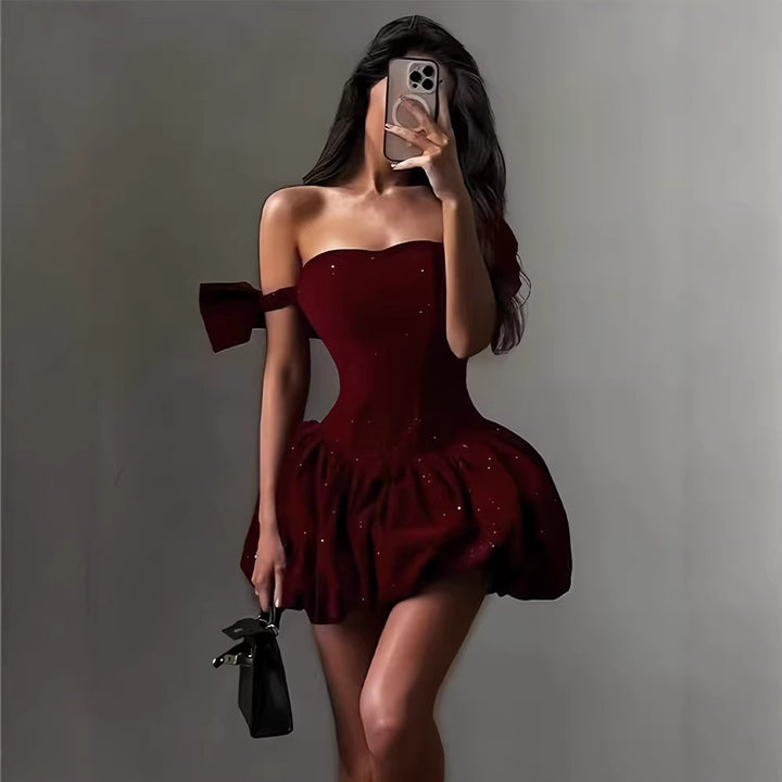 Kvindernes glitrende cocktailkjole med off-the-shoulder design og voluminøs skirt