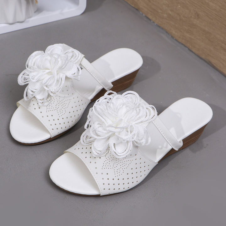 Dame Wedge-Pantoletter med florale applikationer og perforerede detaljer Stilla