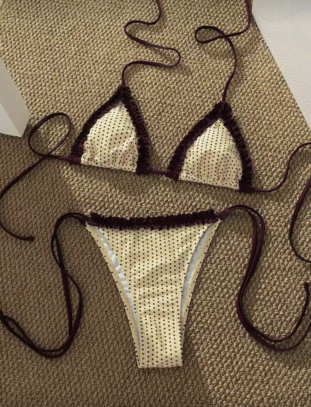 Dame Bikini-sæt med legende ternet mønster og charmerende flæsedetaljer Skovae