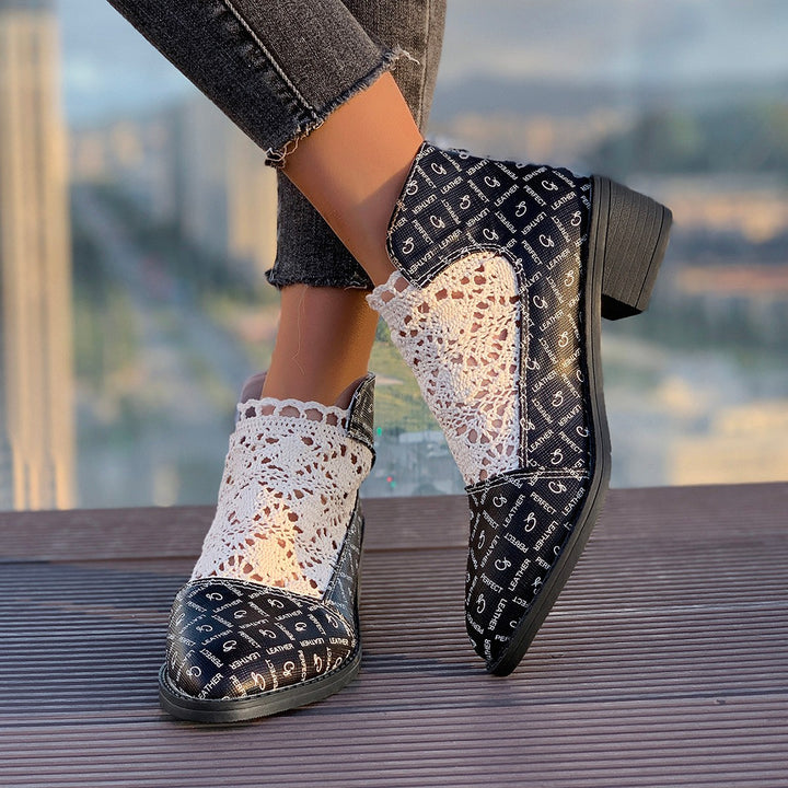 Dame Mules med trendy hækle-detajle og fashionable skrift Stilla