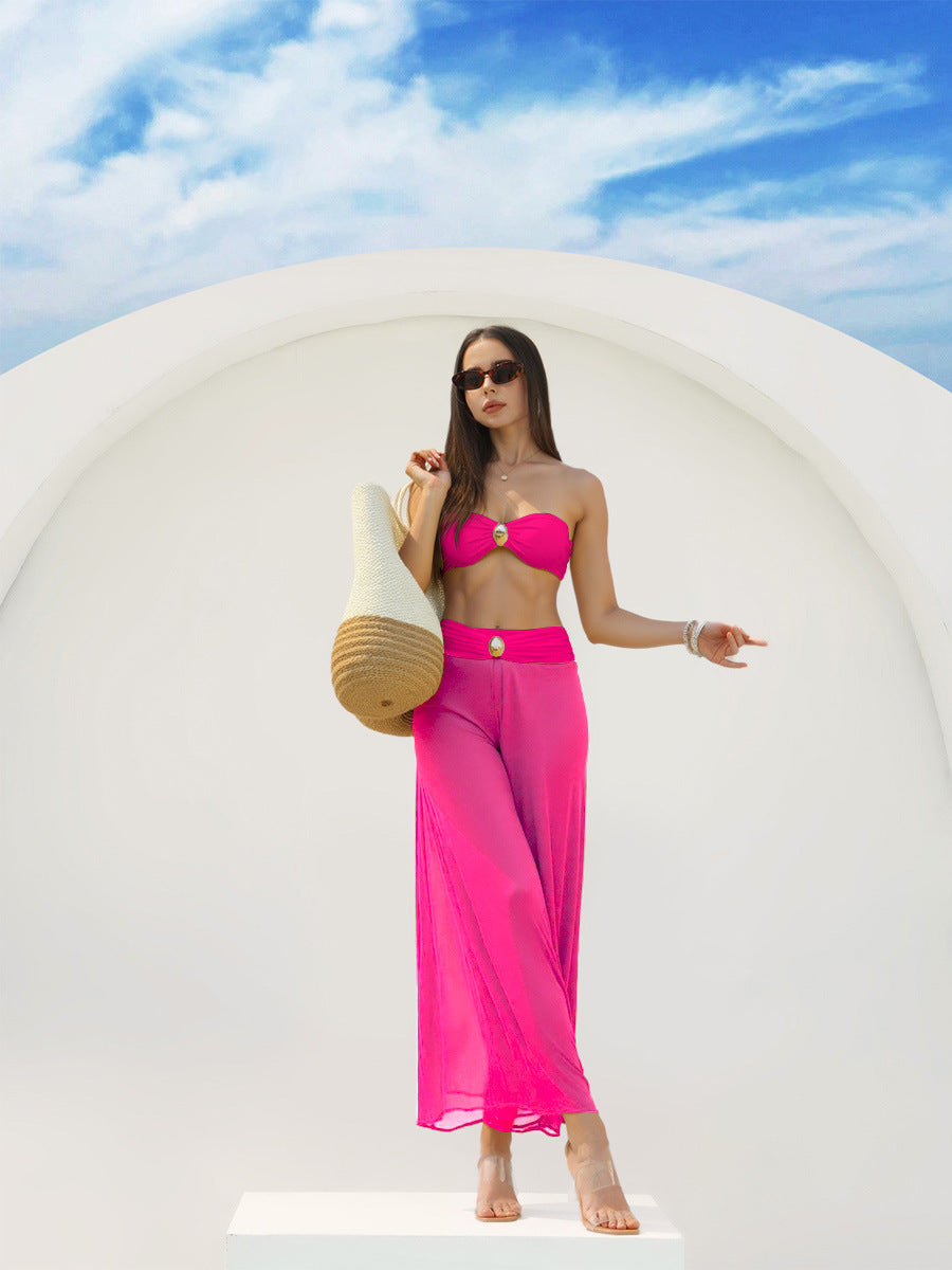 Dame Bandeau-bikini med elegant indpakningsnederdel og moderigtige smykkedetalje Skovae
