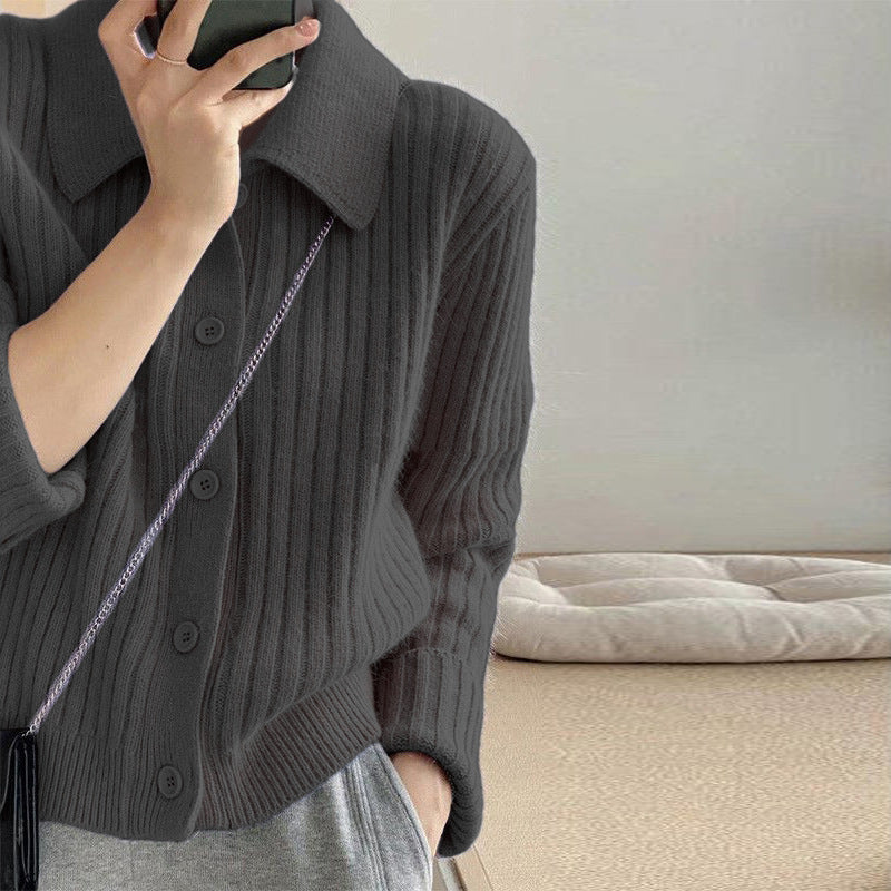 Dame cardigan med elegant knaplukning og ultramoderne ribbet design Stilla