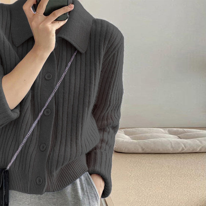 Dame cardigan med elegant knaplukning og ultramoderne ribbet design Stilla