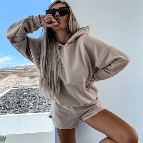 Kvinders casual hættetrøje og korte shorts i minimalistisk design Skovae