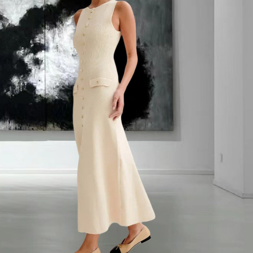 Dame Maxikjole med asymmetrisk snit og elegante knapdetaljer Stilla