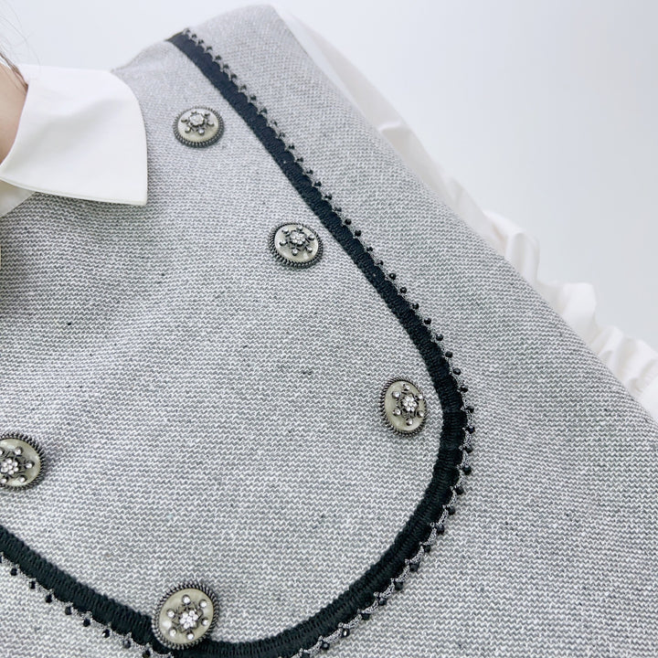 Dame strikvest med elegante knapdetaljer og raffineret design Stilla