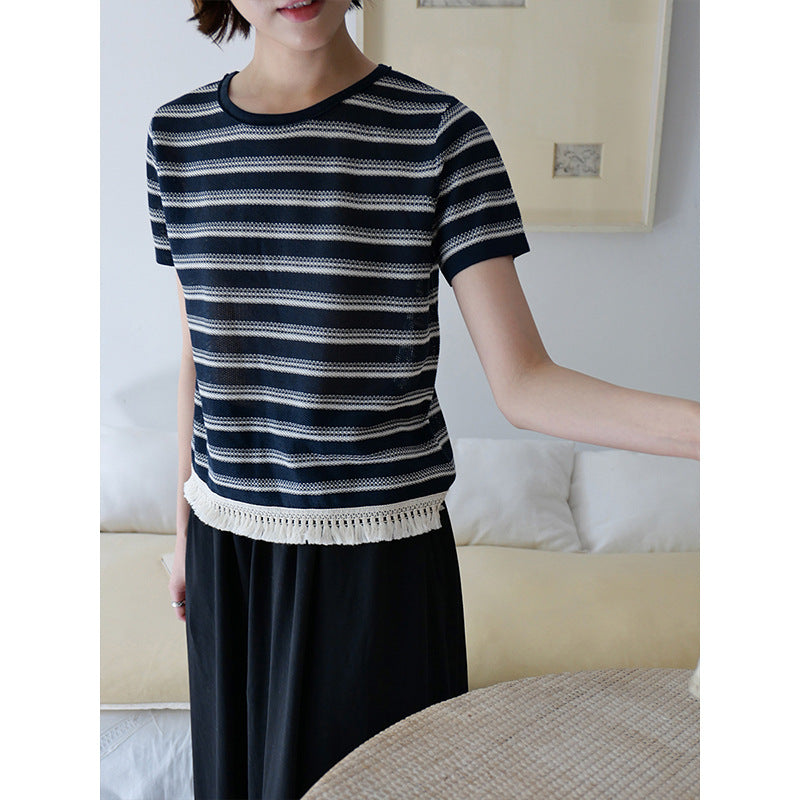 Dame afslappet top med fin stribet look og trendy frynsedekoration Stilla