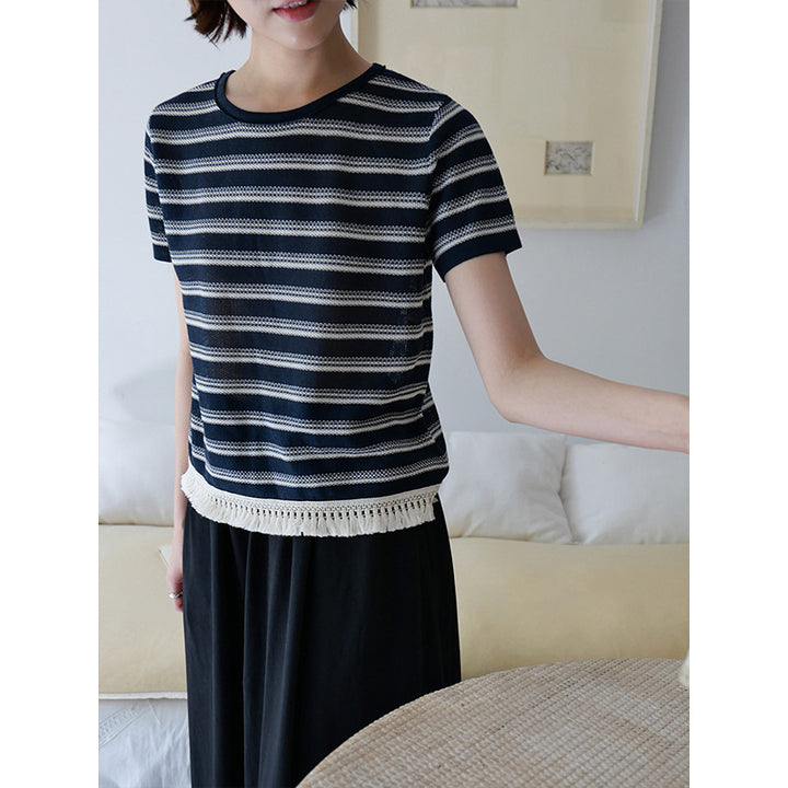 Dame afslappet top med fin stribet look og trendy frynsedekoration Stilla