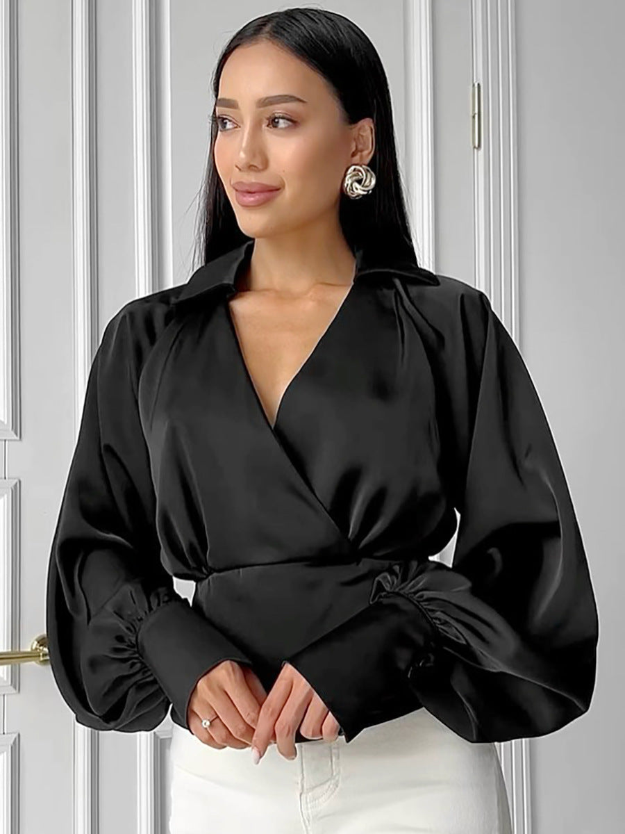 Damebluse i vippestil med voluminøse ærmer og elegant satin-finish Stilla