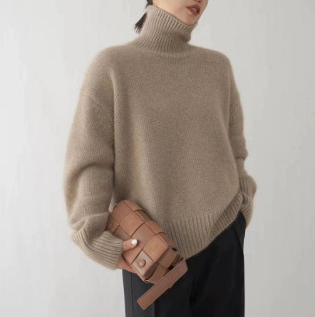 Kvinders hyggelige turtle neck sweater lavet af fin uld Stilla