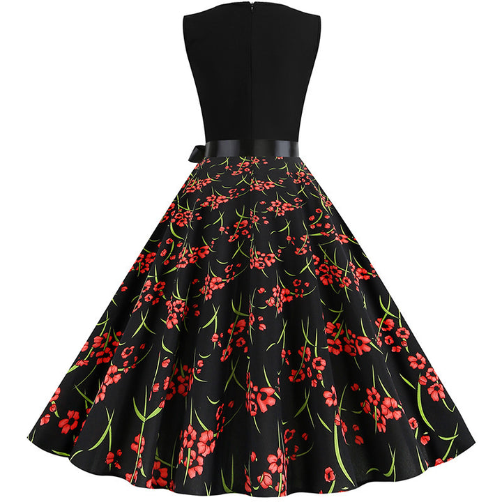 Kvindernes svingkjole med blomstermønster og elegant peplum Stilla