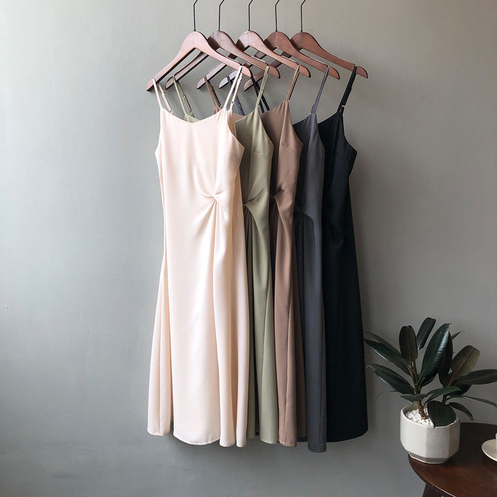 Dame elegant maxikjole med justerbare spaghettistropper og raffineret draperingsdetalje Stilla
