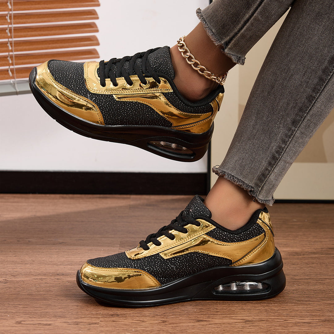 Dame nan elegante by-sneakers med glitrende tekstiloverdel, reflekterende metallic overlays og integreret dæmpningskerne Skovae