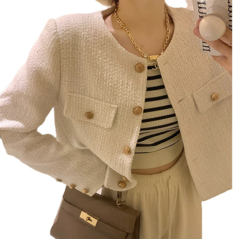 Kvinders kort blazer med elegante guldknapper og moderne snit