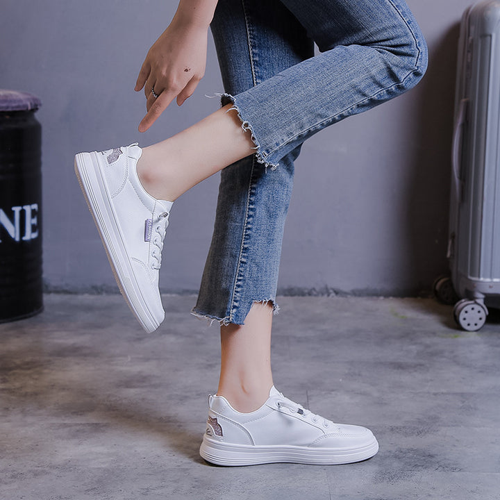 Dame sneakers med moderigtig plateau sål og sportsligt design Stilla