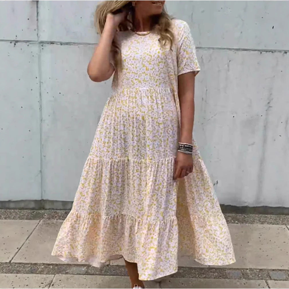 Kvinde i luftig lagdelt maxi-kjole i boho-babydoll-stil med rynket underbust og korte ærmer Skovae