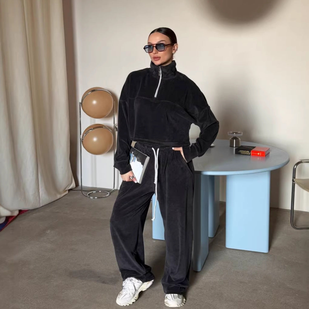Kvindernes cropped sweatshirt med halvmeter lynlås og brede bukser Skovae