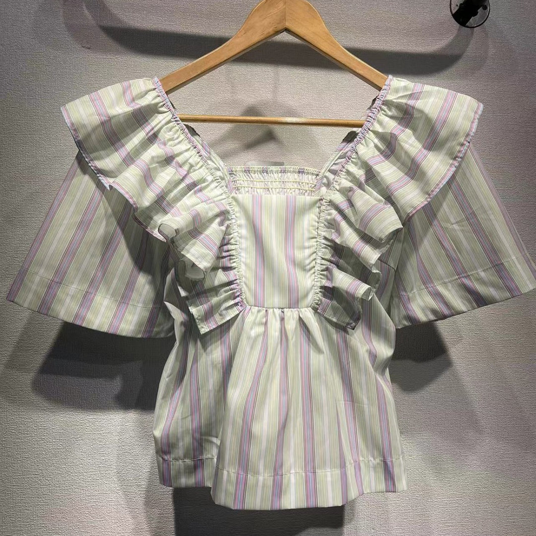 Damebluse med voluminøse flæser og elegant stribet design Stilla