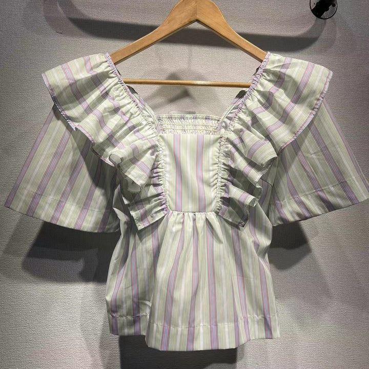 Damebluse med voluminøse flæser og elegant stribet design Stilla