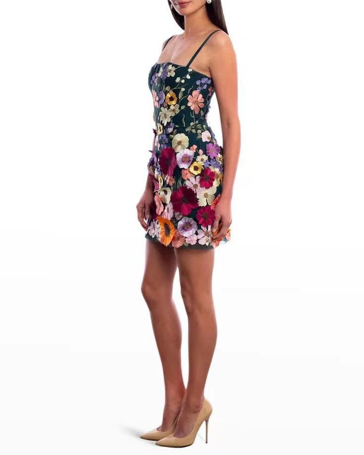 Kvinders blonde elegante cocktailkjole med blomster 3D-applikationer