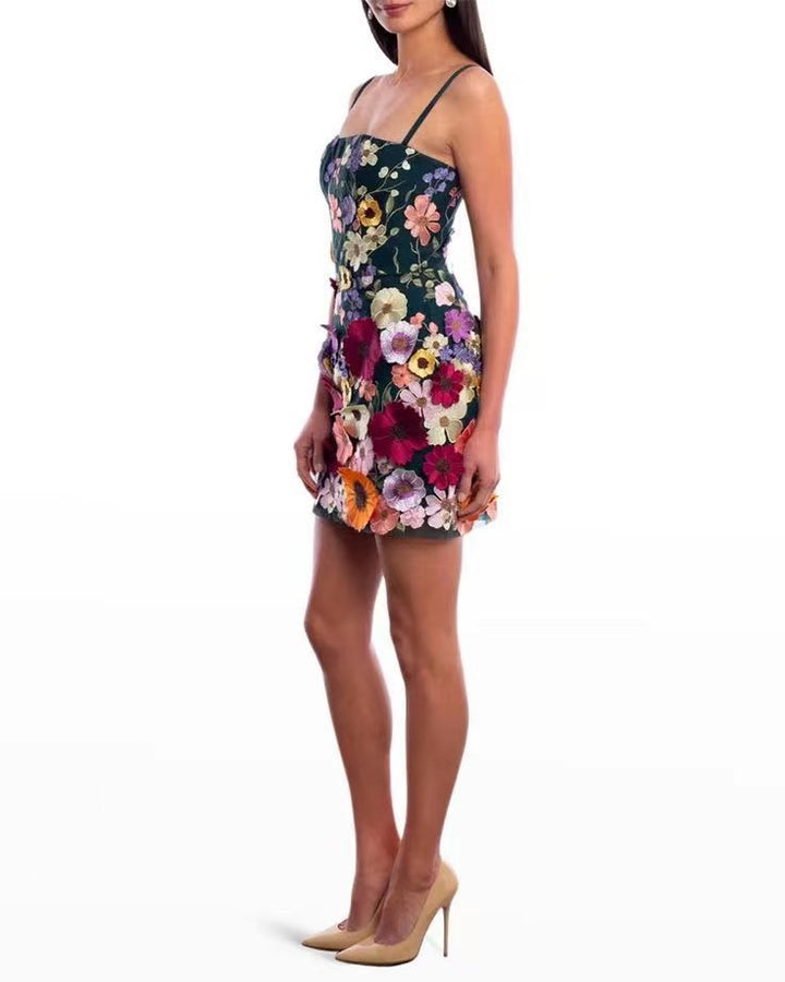 Kvinders blonde elegante cocktailkjole med blomster 3D-applikationer