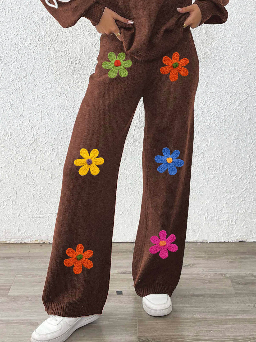 Dame afslappet strikbuks med farverige blomsterapplikationer Skovae