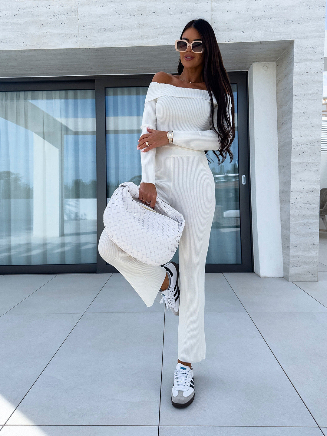 Kvindernes elegante strikket dragt med off-shoulder design og bredde ben Skovae