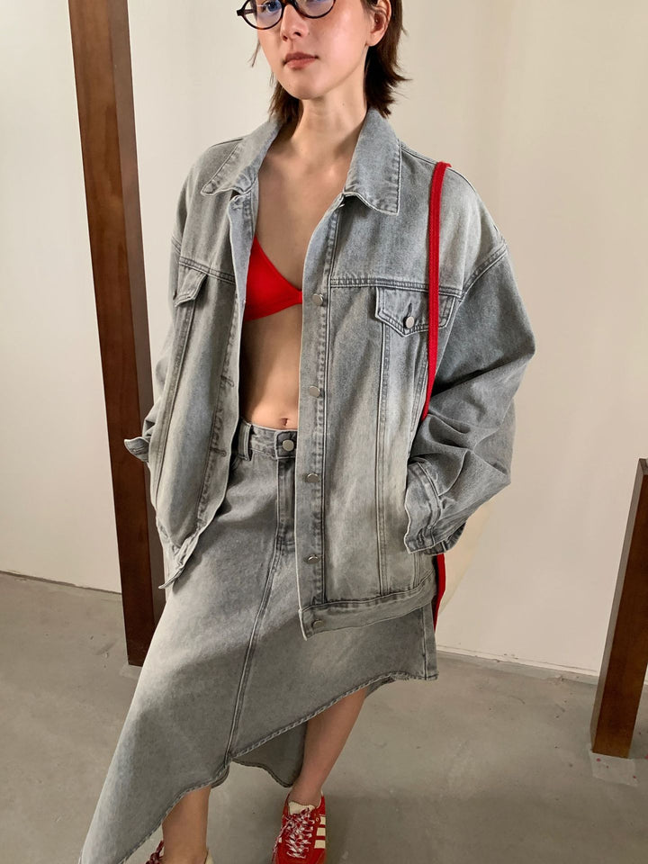 Dame afslappet jeansjakke med asymmetrisk snit og moderigtig denimnederdel Stilla