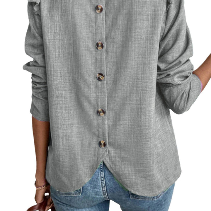 Damebluse med elegant knapdetalje og rufflelementer Stilla