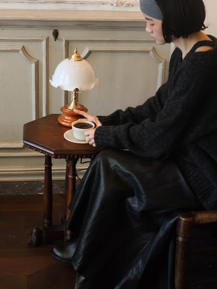 Dame elegant maxikjole lavet af smidigt kunstlæder med flydende snit og praktiske lommer Stilla