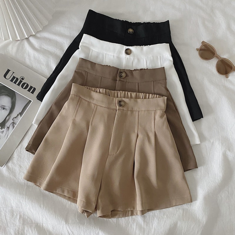 Kvinders elegante shorts med plisseringer og knapdetalje