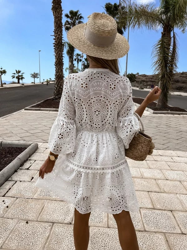 Dame sommerkjole med omfattende broderi detaljer og luftige pufærmer Stilla