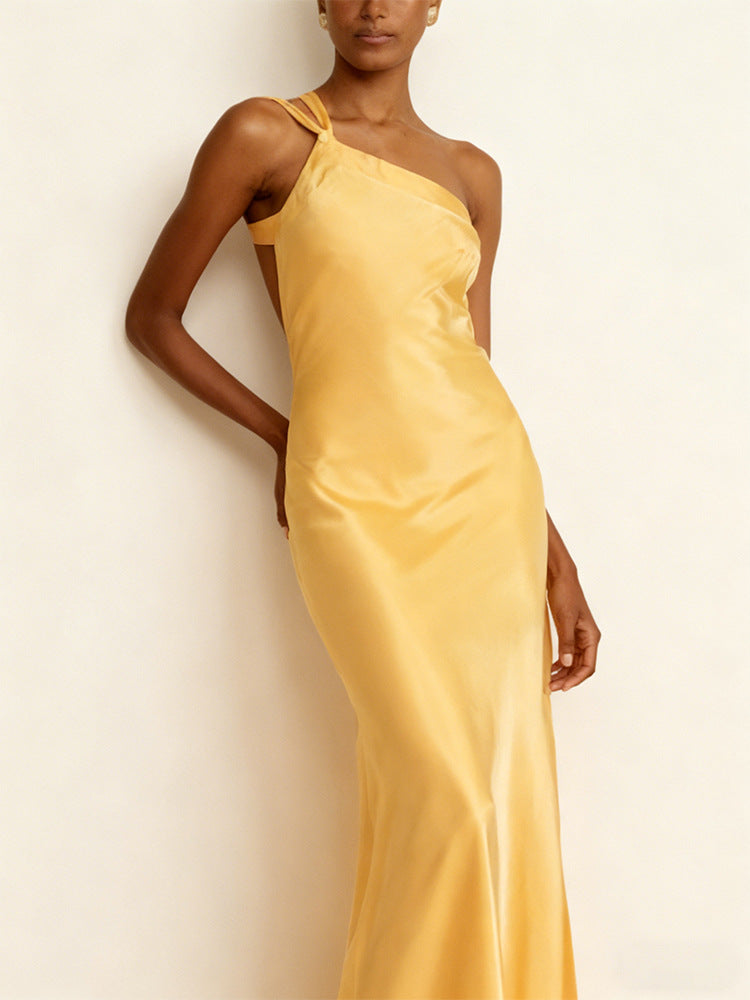 Dames elegant maxi kjole med asymmetrisk halter design og skinnende satin Skovae